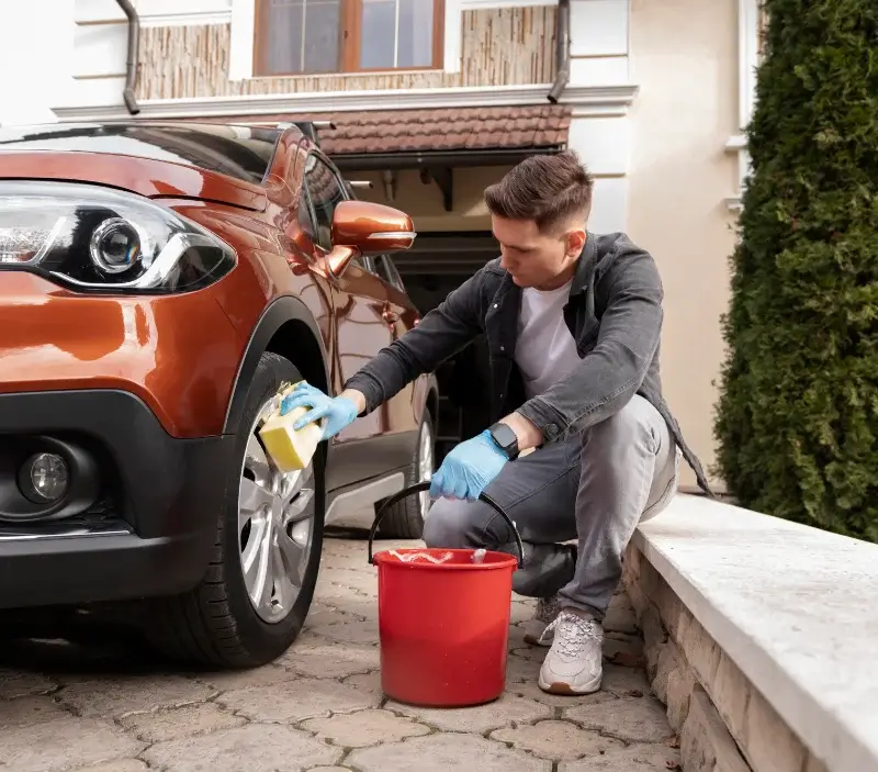 Lavage auto à domicile Saint-Ouën-des-Toits : professionnel intervenant sur un véhicule